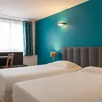 De L'orme, Akena Hotel