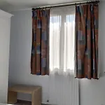 Hotel De L'orme, Akena
