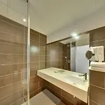 De L'orme, Akena Hotel