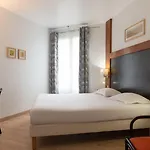De L'orme, Akena Hotel