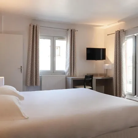 De L'orme, Akena فندق إفرو