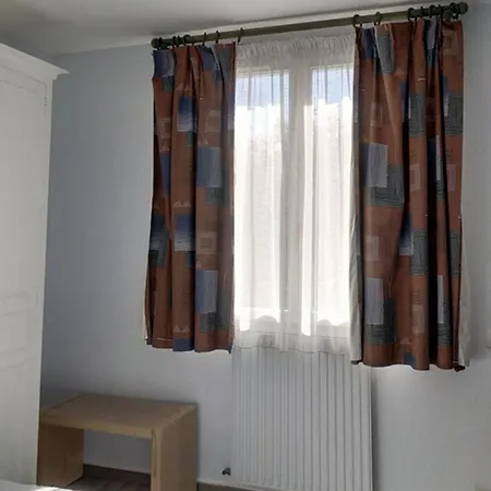 Hotel De L'orme, Akena