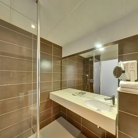 De L'orme, Akena Hotel