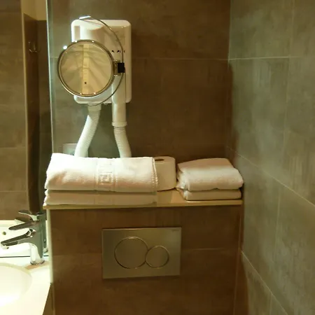 Hotel De L'orme, Akena