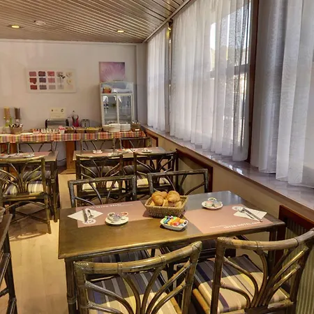 Hotel De L'orme, Akena 3*