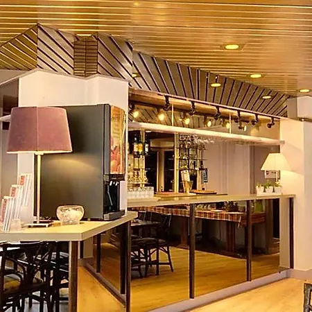 De L'orme, Akena Hotel 3*