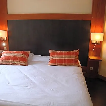 De L'orme, Akena Hotel 3*
