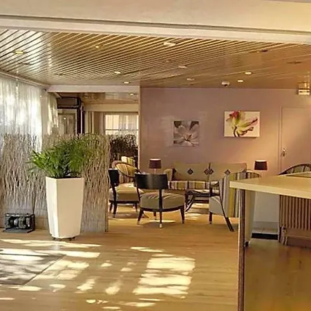 De L'orme, Akena