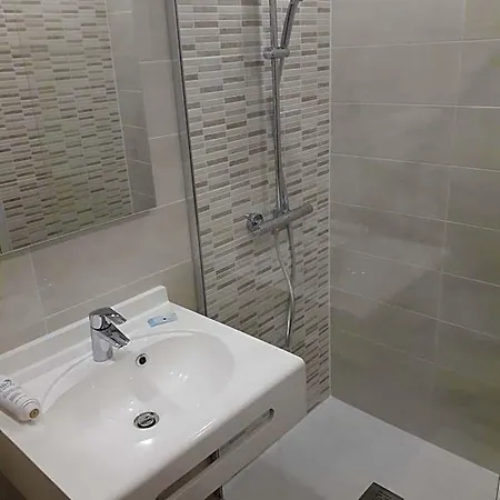 De L'orme, Akena Hotel 3*