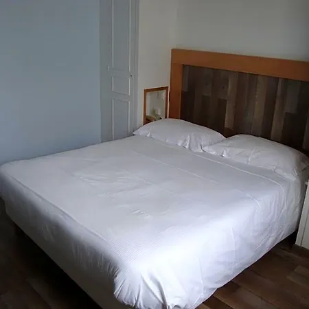 De L'orme, Akena Hotel