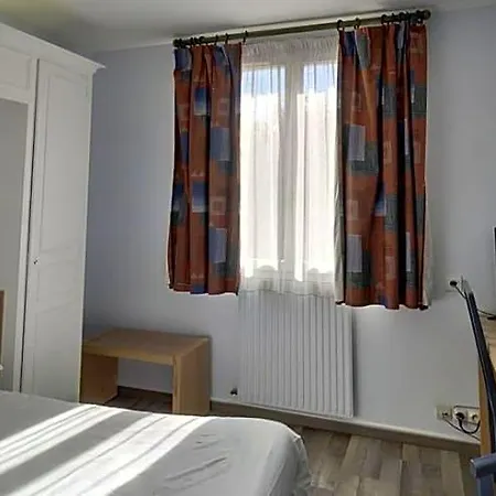 De L'orme, Akena Hotel 3*