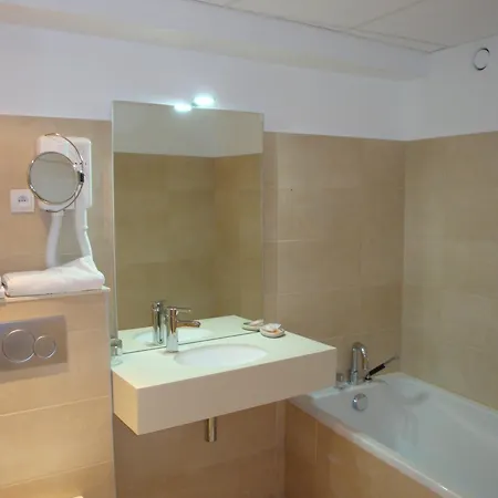 De L'orme, Akena Hotel 3*