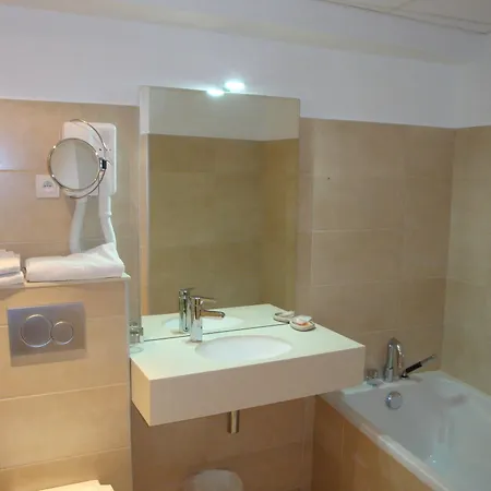 De L'orme, Akena Hotel 3*