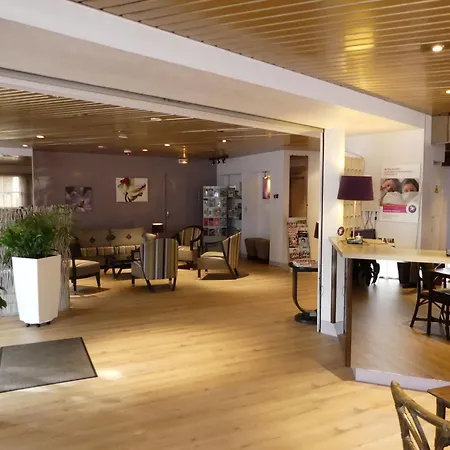 De L'orme, Akena Hotel