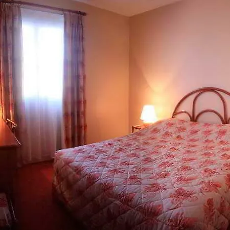 De L'orme, Akena Hotel 3*