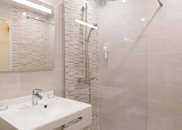 Hotel De L'orme, Akena