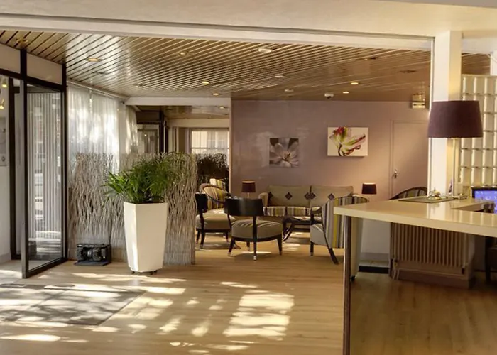 De L'orme, Akena Hotel 3*