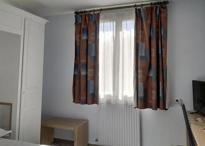 Hotel De L'orme, Akena