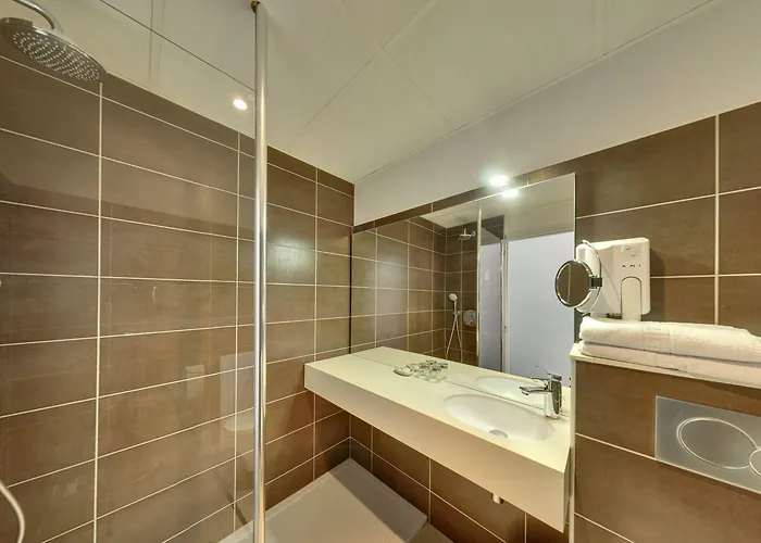 De L'orme, Akena Hotel