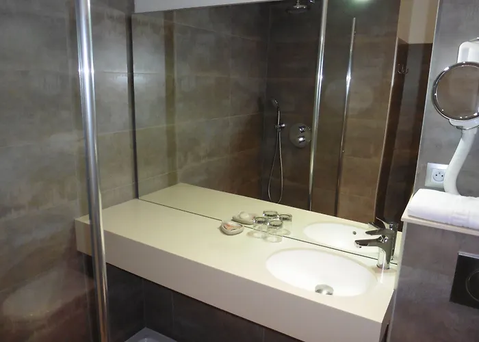 Hotel De L'orme, Akena 3*