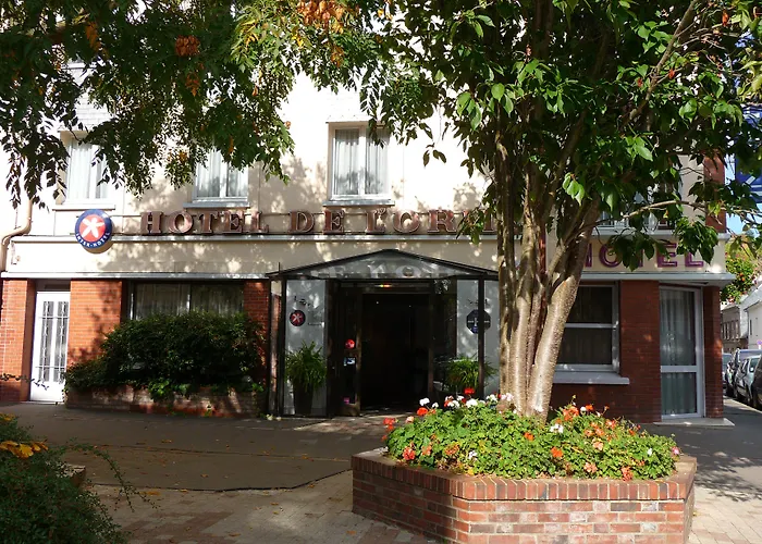 De L'orme, Akena Hotel