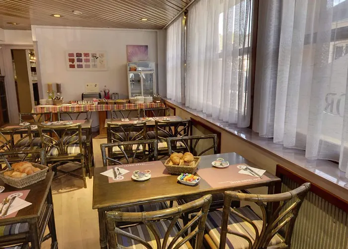 Hotel De L'orme, Akena 3*