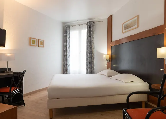 De L'orme, Akena Hotel