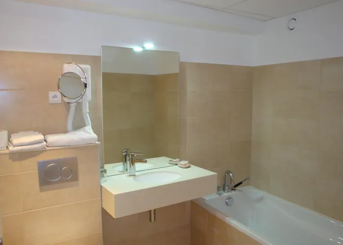 De L'orme, Akena Hotel 3*